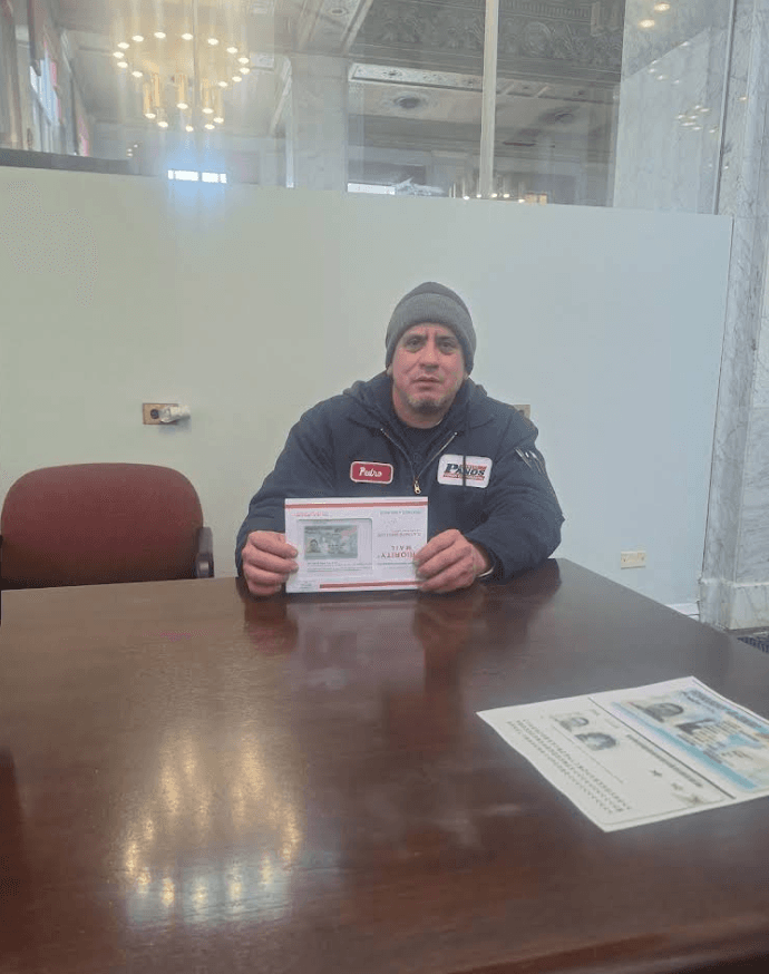 Cliente Pedro Rogel — green card obtenida con Law Offices of Manuel Solis